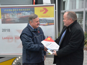 Řidič hradeckého dopravního podniku Ladislav Husák má na kontě 2 miliony kilometrů bez nehody