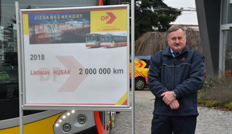 Řidič hradeckého dopravního podniku Ladislav Husák má na kontě 2 miliony kilometrů bez nehody