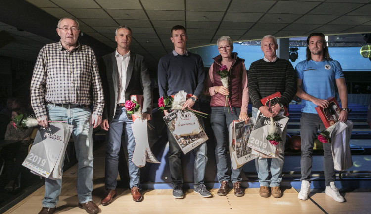 Na fotografii jsou zleva: Zdeněk Votruba, Karel Podhajský, Jiří Lindr, Petra Janková Opltová, Luděk Jelínek a Radim Ottmar. Za Jindřicha Jindru měl dárkový balíček převzít jeho syn Petr, který za Hradec sám chytal na začátku osmdesátých let, ale ze zdravo