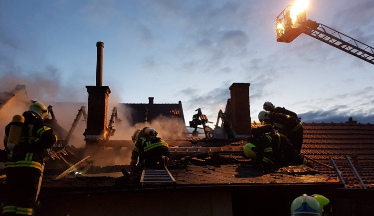 FOTO/VIDEO: V Sokolnici na Brněnsku chytla udírna u rodinného domu