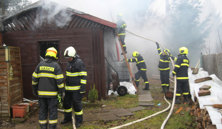 Ve Vojenicích hořela zahradní chatka, požár nepřežili tři psi