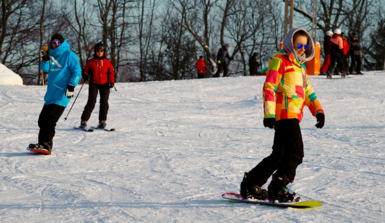 Ze svahu rovnou do nemocnice. Nehoda dvou snowboardistů bude možná mít soudní dohru