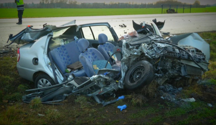 Vážná nehoda v Hodoníně. Řidička zůstala zaklíněná v autě, záchranáři ji museli resuscitovat