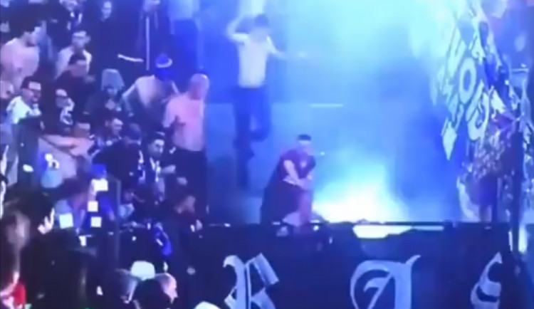 VIDEO: Kometa přejela venku Pardubice. Brněnští fanoušci odpálili pyro na stadionu i v restauraci