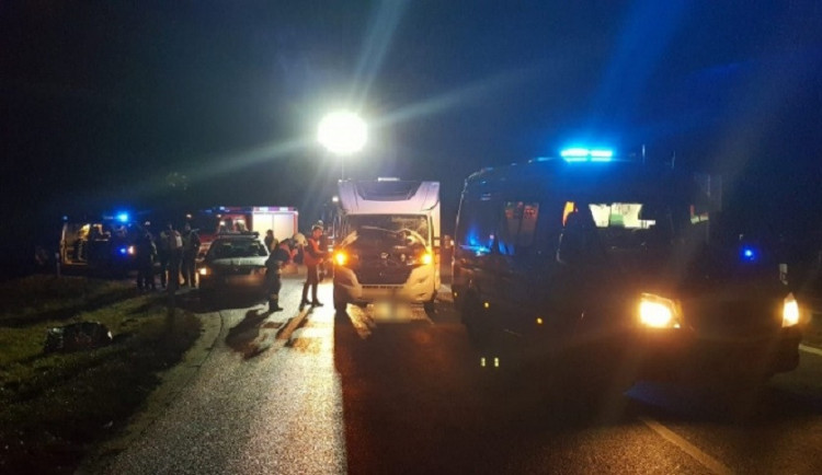 Obytný vůz srazil u Pohořelic mladého chodce, který přebíhal silnici, je ve vážném stavu