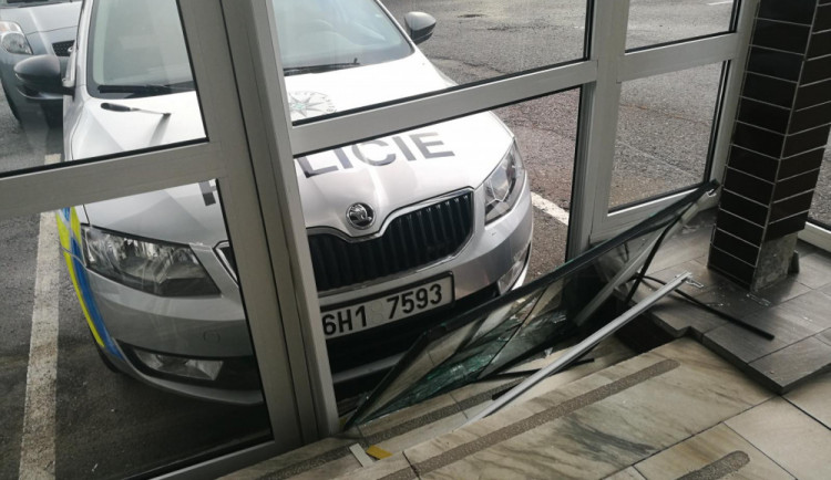 VIDEO: Zdrogovaný cizinec bodal nožem do policejního auta, v cele ucpal toalety oblečením