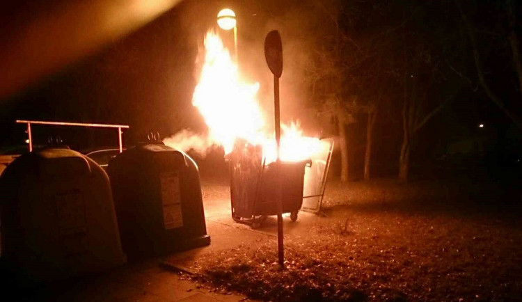 FOTO: O silvestrovské noci hořely na jižní Moravě především túje a kontejnery