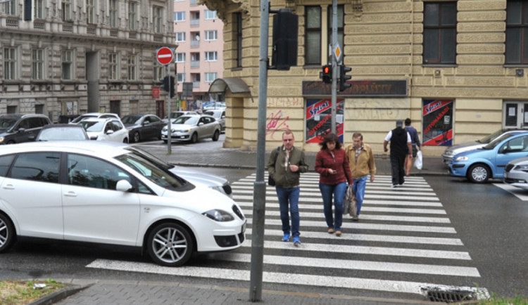 Přechod přes Koliště je pro chodce opět otevřený. Podle města by se mohl jednou zavřít úplně