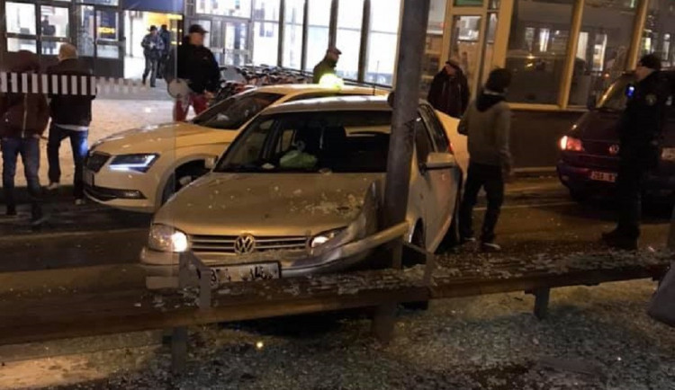 VIDEO: Srážka dvou aut na hlavním nádraží vymrštila jedno z nich do zastávky, kde lidi čekali na šalinu