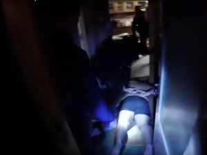 VIDEO: Na Nový rok vtrhla čtveřice mužů do bytu, zbila tam jiného muže