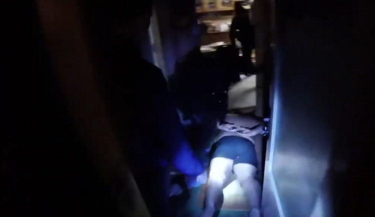 Záběr z policejního zásahu proti čtveřici vyděračů