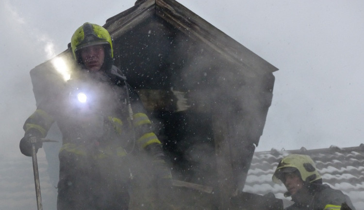 FOTO: V Brně hořel rodinný dům. Při zásahu se zranil hasič a obyvatelka domu