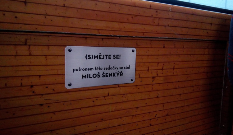 FOTO: (S)Mějte se! Patroni sedaček mají ve Zlaté šalině cedule se svými vzkazy