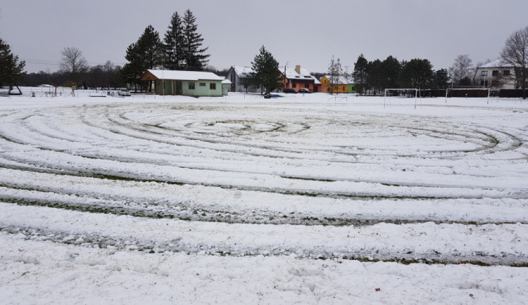 FOTO: Neznámý řidič driftováním zničil fotbalové hřiště v Břeclavi