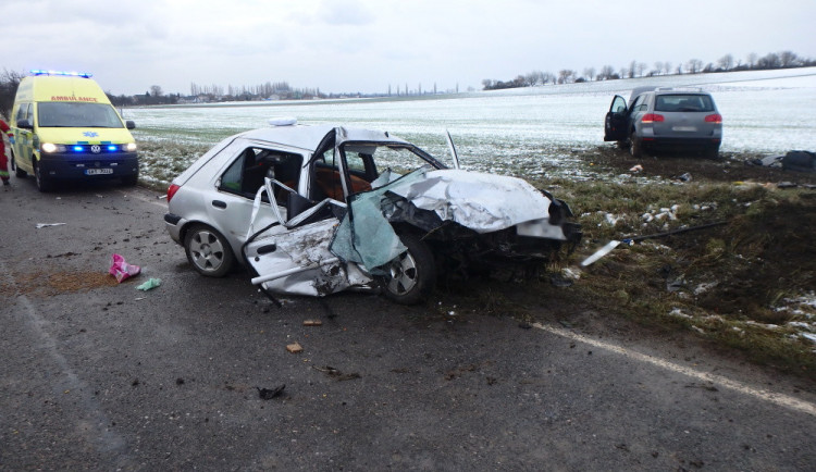 Střet dvou osobních automobilů u Dolan na Náchodsku dopadl tragicky