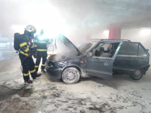 FOTO: V garážích obchodního centra Futurum hořel osobák, během několika minut byl požár uhašen