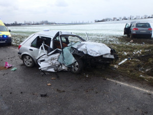 Střet dvou osobních automobilů u Dolan na Náchodsku dopadl tragicky