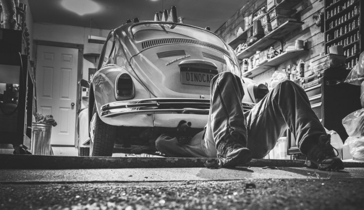 Žena půjčila známému auto. Muž jí z auta ukradl motor, světla, chladič, rádio, palubní desku i řadící páku