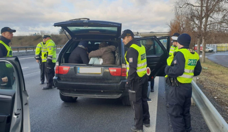 Ze Slovenska se řítilo BMW plné migrantů z Iráku. Auto u Brna zastavil až policejní zátaras
