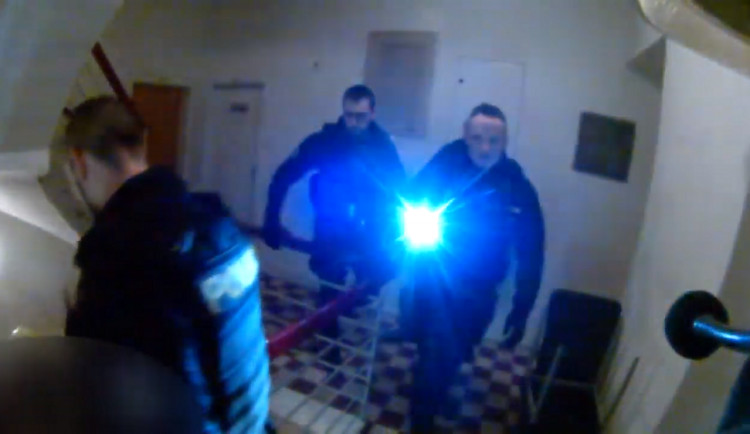 VIDEO: Na Merhautově v pondělí večer hořelo. Policisté zachránili dívku, která ležela na zemi v bezvědomí