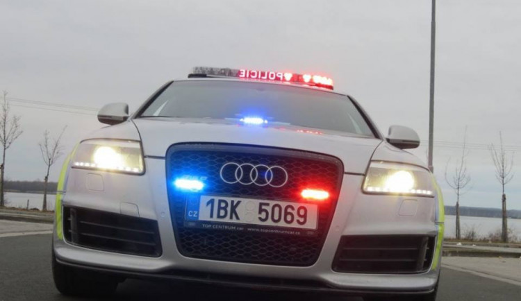 Postrach pro piráty silnic. Policisté z jižní Moravy mají nově ve výbavě zabavené Audi o výkonu téměř 600 koní