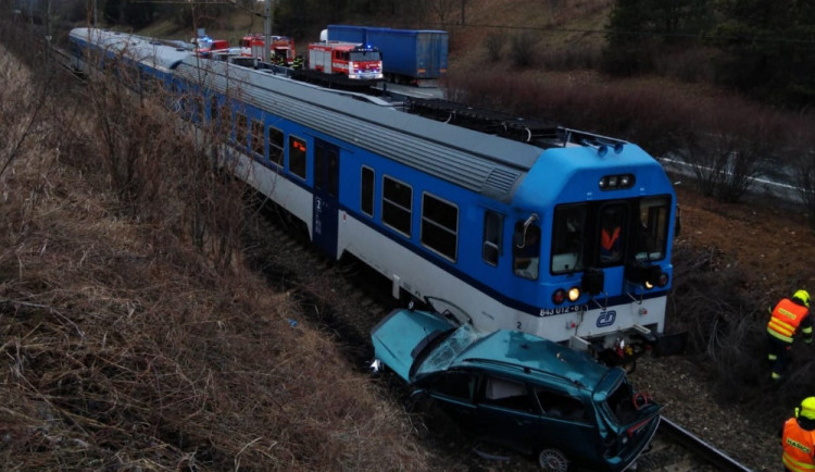 Na Náchodsku se stala vážná dopravní nehoda. Auto skončilo na kolejích a narazil do něj vlak