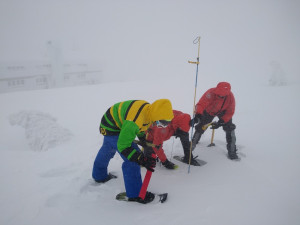 Hasiči cvičili v Krkonoších za extrémních podmínek, pohyb záchranářů komplikoval silný vítr a velká vrstva sněhu