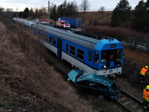 Na Náchodsku se stala vážná dopravní nehoda. Auto skončilo na kolejích a narazil do něj vlak