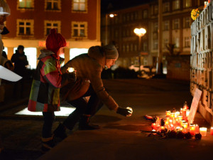 FOTO: Na Masarykovo náměstí přišly desítky lidí, aby uctily památku Jana Palacha