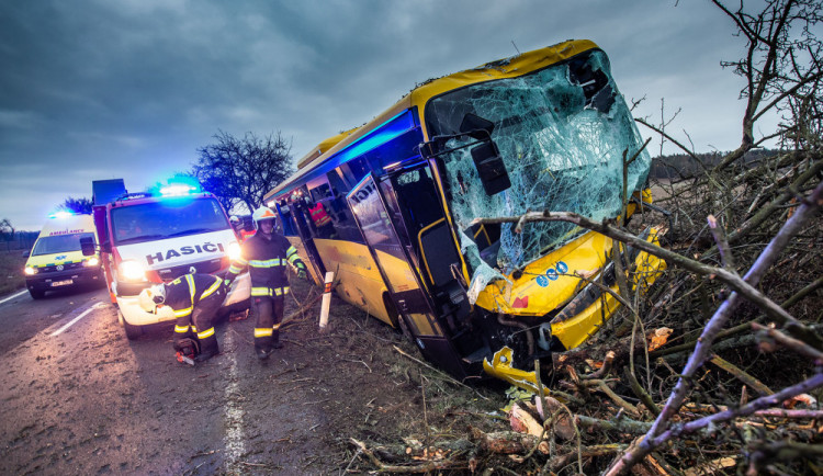 FOTO: U Černčic na Náchodsku narazil autobus do stromu, čtyři lidé se zranili