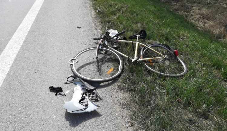 Senior spadl z kola. I přes snahu záchranářů zemřel
