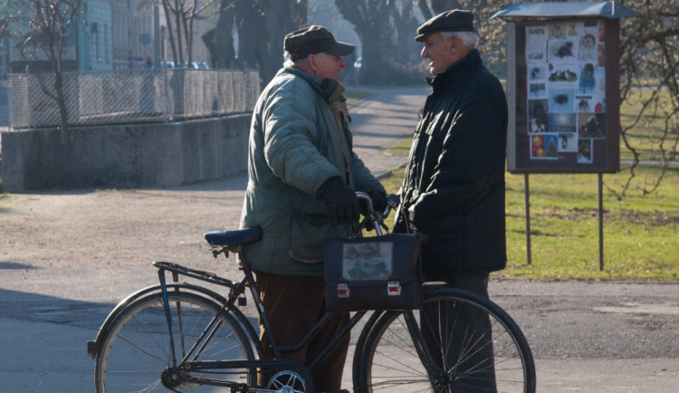 Postrach hradeckých seniorů dopaden. Muže, který lákal důchodce do auta, již policisté obvinili