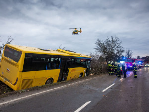 U Černčic na Náchodsku narazil autobus do stromu, pět lidí se zranilo