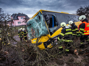 U Černčic na Náchodsku narazil autobus do stromu, pět lidí se zranilo