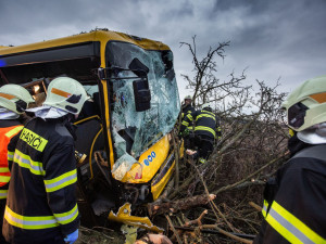 U Černčic na Náchodsku narazil autobus do stromu, pět lidí se zranilo
