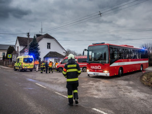 U Černčic na Náchodsku narazil autobus do stromu, pět lidí se zranilo