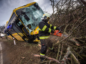 U Černčic na Náchodsku narazil autobus do stromu, pět lidí se zranilo