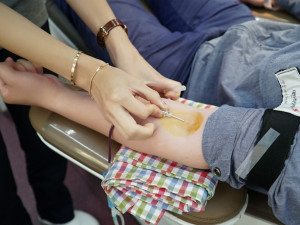 Transfuzní oddělení hradecké nemocnice získalo díky finančnímu daru nový přístroj na zpracování krve