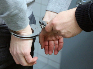 Zkušený devatenáctiletý zlodějíček si obstaral mobily s nožem v ruce, za loupež může jít sedět až na 10 let