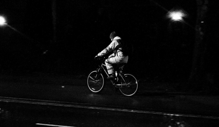 Cyklistka bourala na cestě z hospody, zakrvácenou ji na zemi našel kolemjedoucí řidič