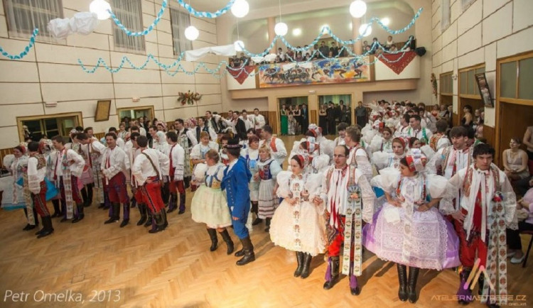 FOLKLORNÍ TIPY NA VÍKEND: Krojové plesy, košt pálenek a kysaného zelí, otevřené sklepy