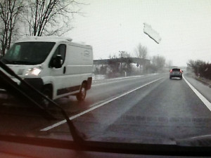 Řidič, kterému se z dodávky utrhl kus ledu a vletěl do protijedoucího auta, se sám přihlásil policii