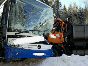 U Neratova se střetl sypač s autobusem, tři lidé jsou zranění