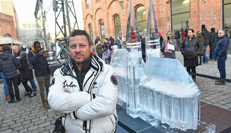 FOTO: Festivaly svateb a jídla u Vaňkovky skončily. Ledové sochy mohou lidé obdivovat dál