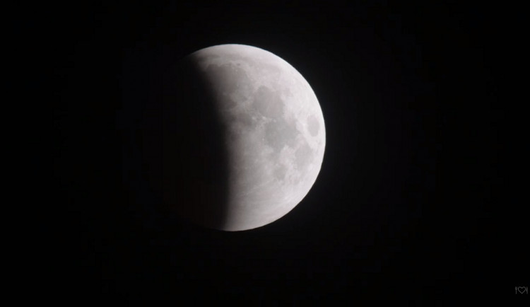 VIDEO: Zatmění Měsíce z Brna minutu po minutě