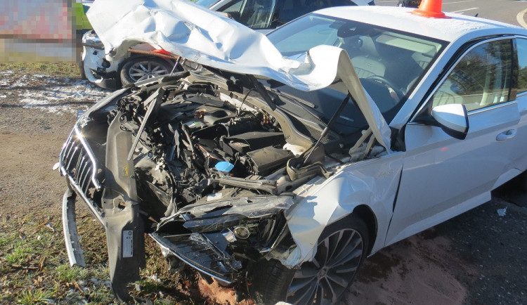 Na obchvatu Jičína se střetla dvě luxusní auta, škoda je téměř půl milionu