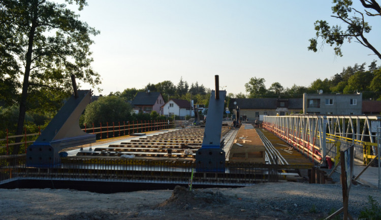 Stavba mostu ve Svinarech