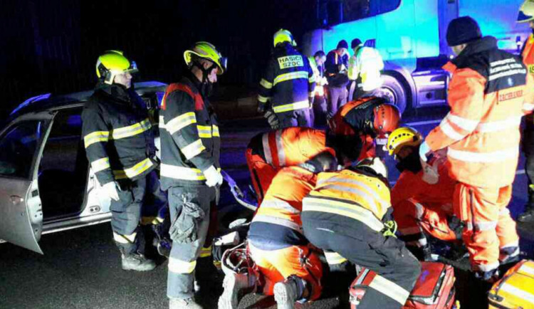 Při nehodě kamionu a osobáku na D1 v úterý večer zemřela žena