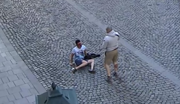VIDEO: Brutální napadení v centru Brna. Útočníci zmlátili cizince kvůli barvě pleti, jeden ho pak dobil pod kamerami