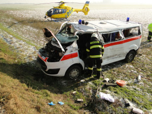 U Roudnice se srazil náklaďák a převozová sanita, na místo letěl záchranářský vrtulník